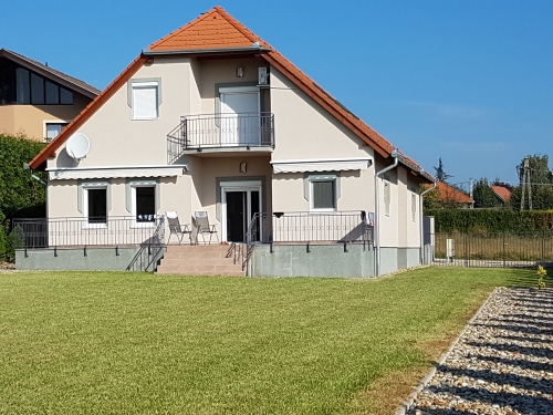 Gartenseitig, die schöne Terrasse des Hauses in Cserszegtomaj